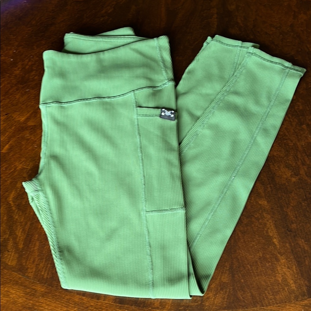 Constantly Varied Gear Medium Green Ribbed Full Length Leggings